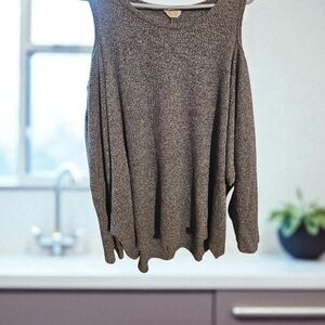 Elegant Off-the-Shoulder Sweater in Gray